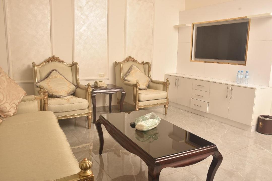 Crown Hotel Djoeba Buitenkant foto