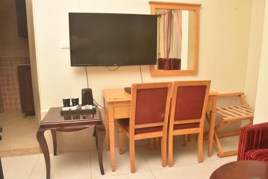 Crown Hotel Djoeba Buitenkant foto