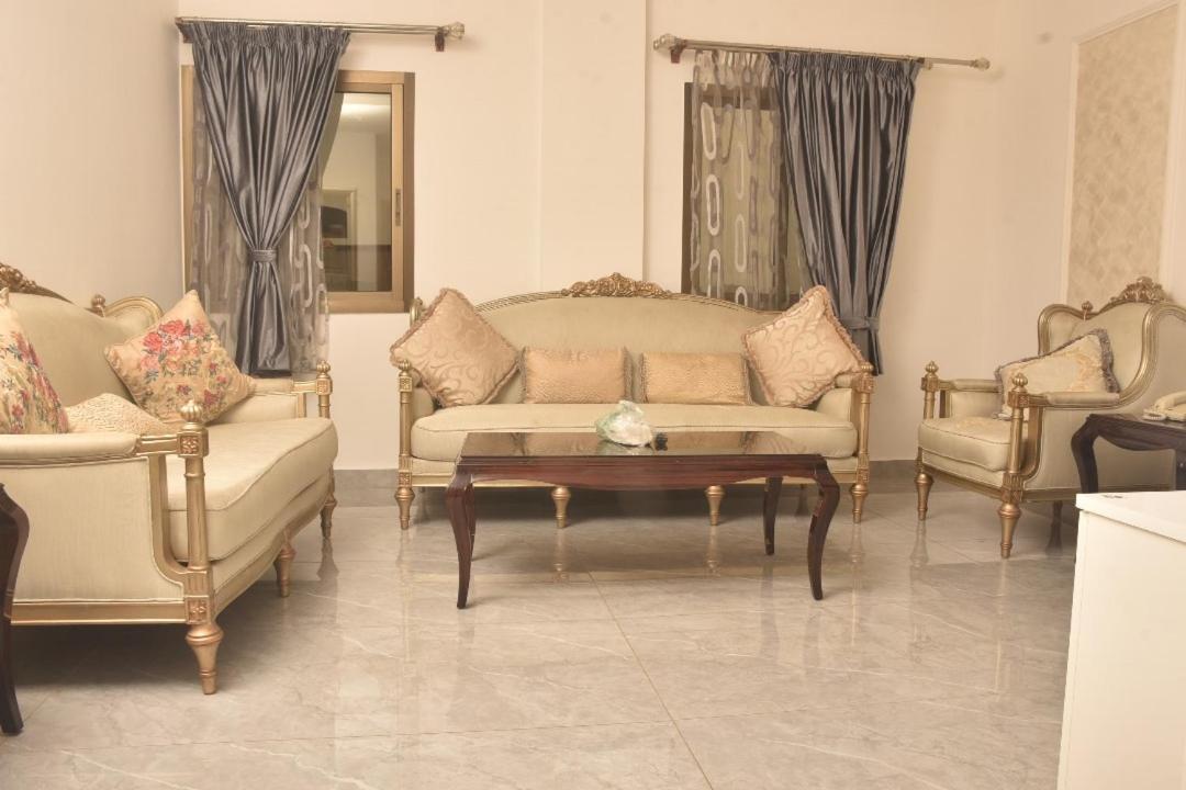 Crown Hotel Djoeba Buitenkant foto