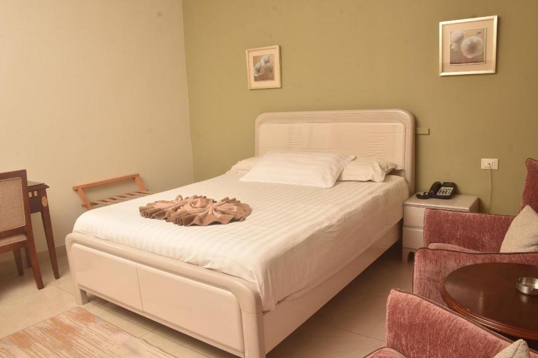 Crown Hotel Djoeba Buitenkant foto