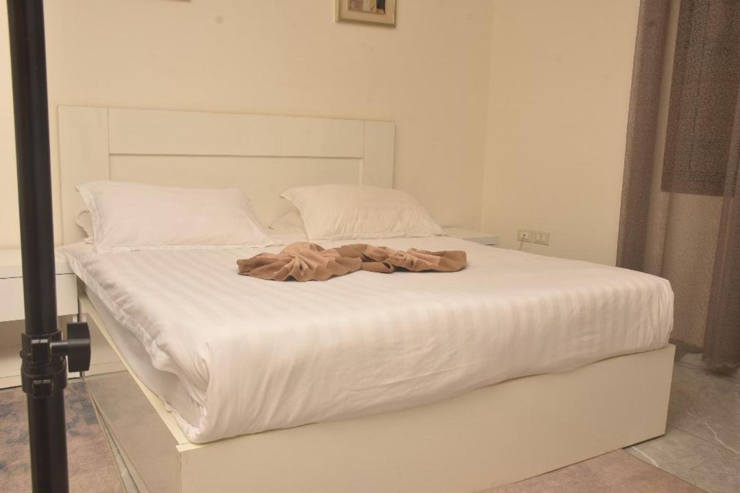 Crown Hotel Djoeba Buitenkant foto