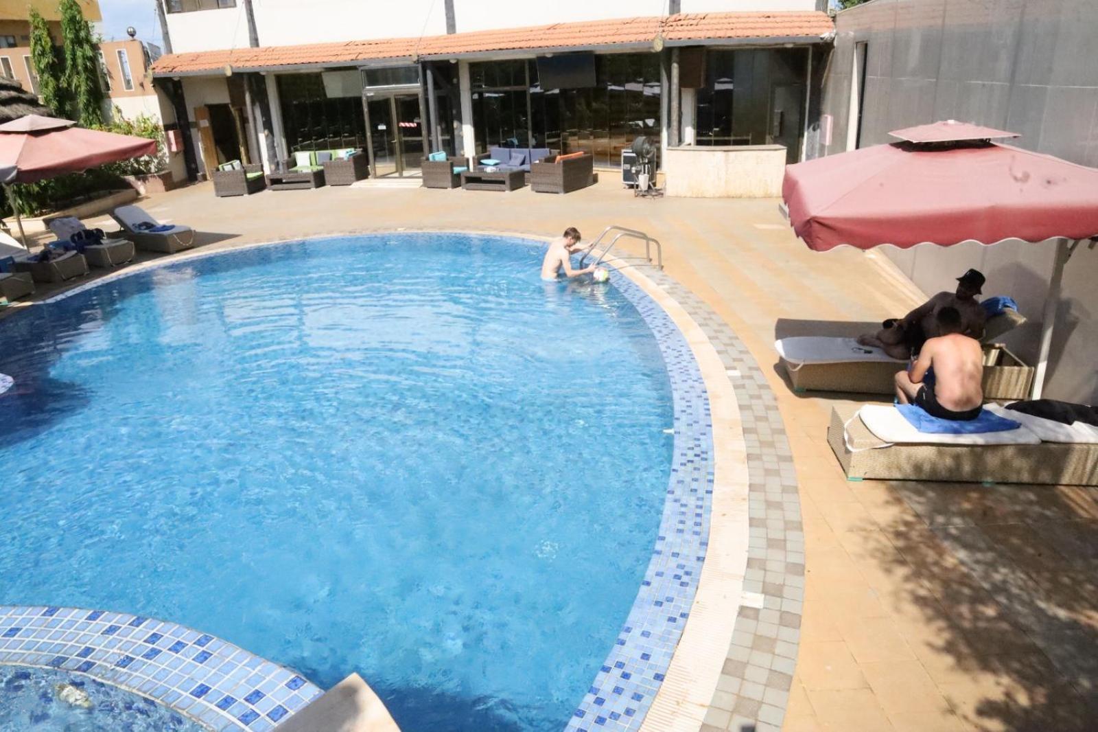 Crown Hotel Djoeba Buitenkant foto