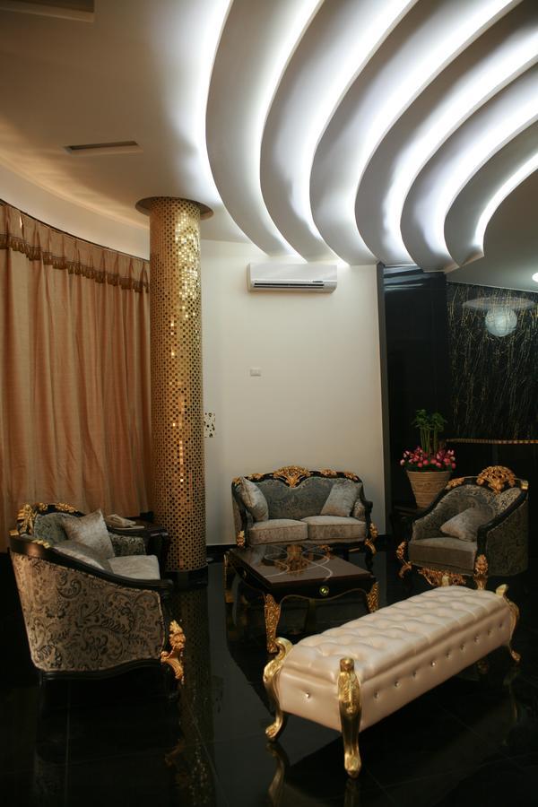 Crown Hotel Djoeba Buitenkant foto