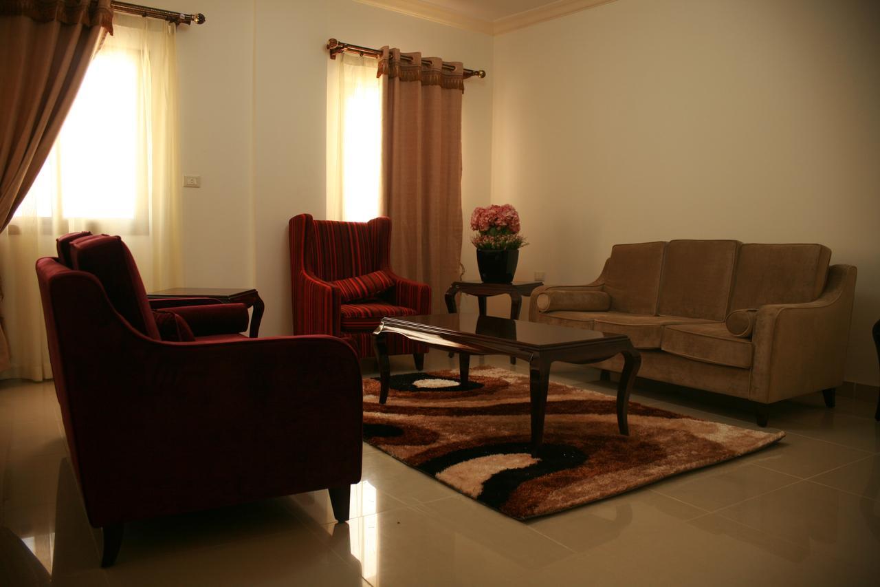 Crown Hotel Djoeba Buitenkant foto