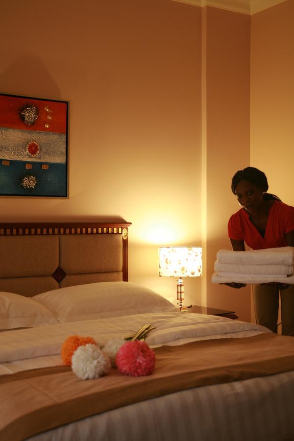 Crown Hotel Djoeba Buitenkant foto
