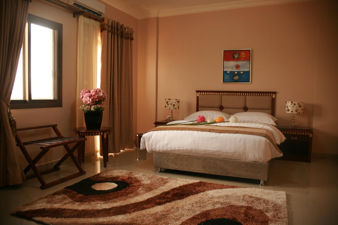 Crown Hotel Djoeba Buitenkant foto