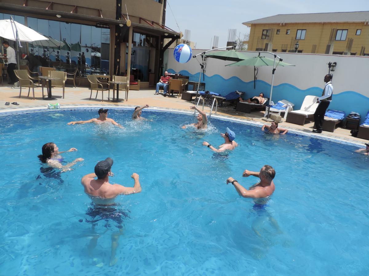 Crown Hotel Djoeba Buitenkant foto