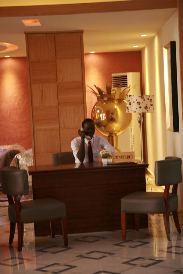 Crown Hotel Djoeba Buitenkant foto