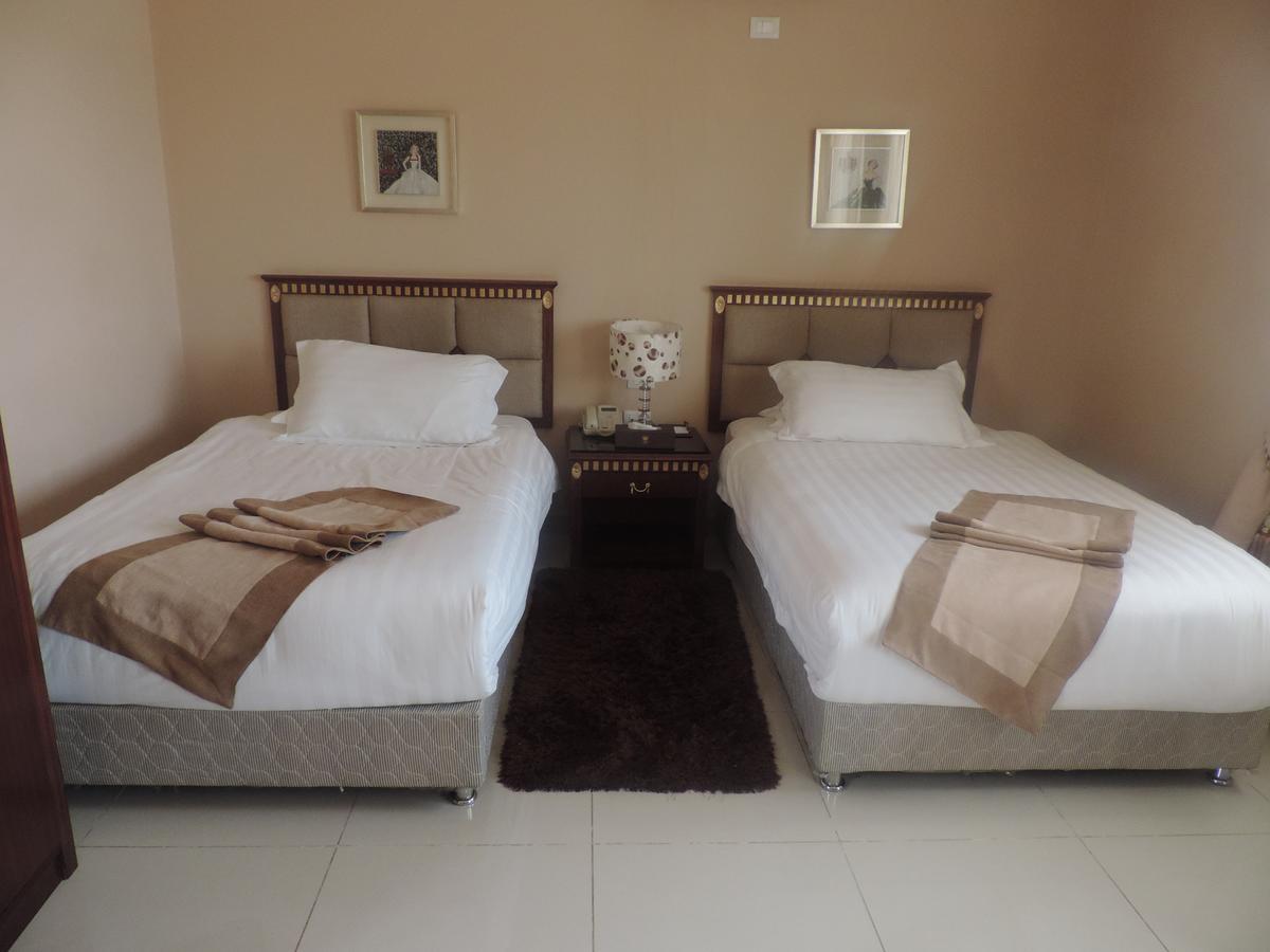 Crown Hotel Djoeba Buitenkant foto
