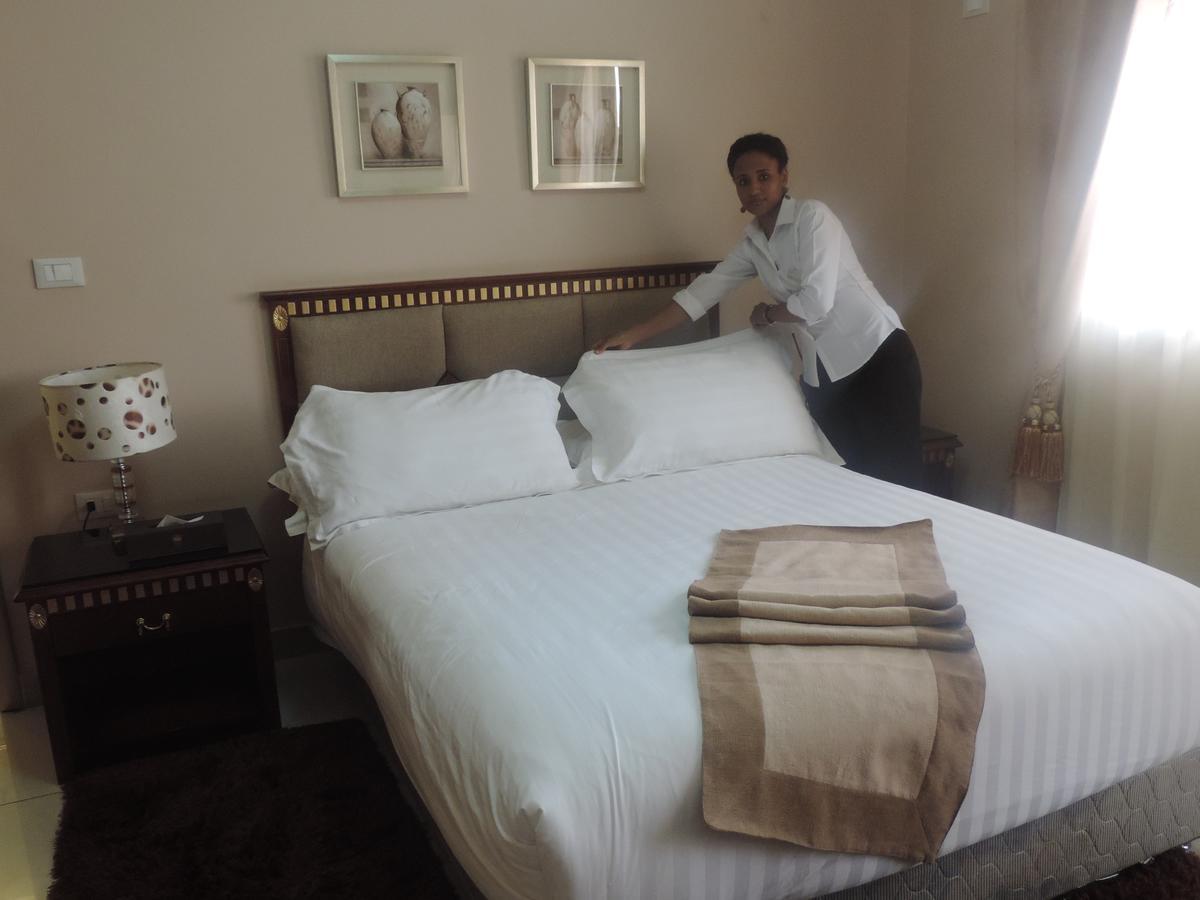Crown Hotel Djoeba Buitenkant foto