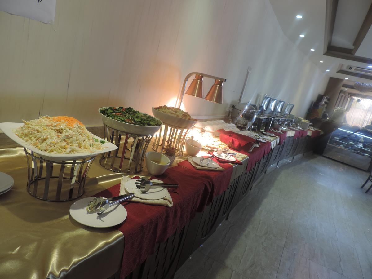 Crown Hotel Djoeba Buitenkant foto