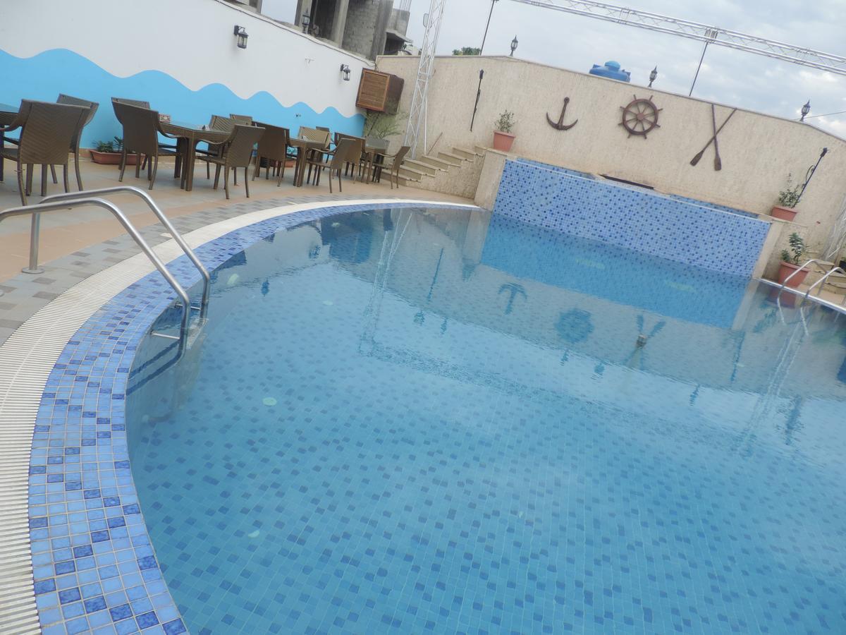 Crown Hotel Djoeba Buitenkant foto